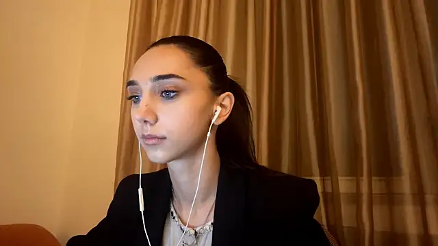 Snapshot of LinaMour chatting on 09/24/25, 10:13 LinaMour online show from 09/24/25, 10:13