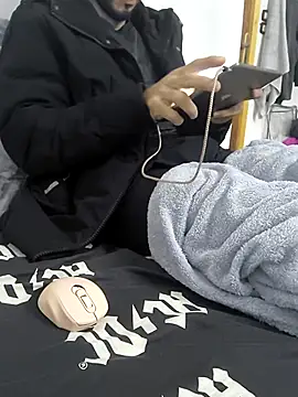 yazinyazin1 online show from 11/30/25, 09:08