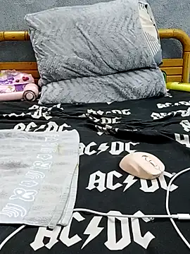 yazinyazin1 online show from 12/21/25, 11:28