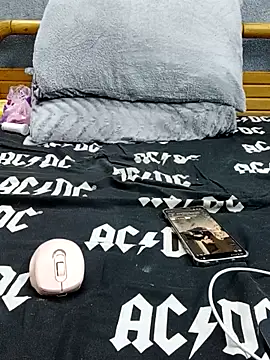 yazinyazin1 online show from 12/23/25, 10:57