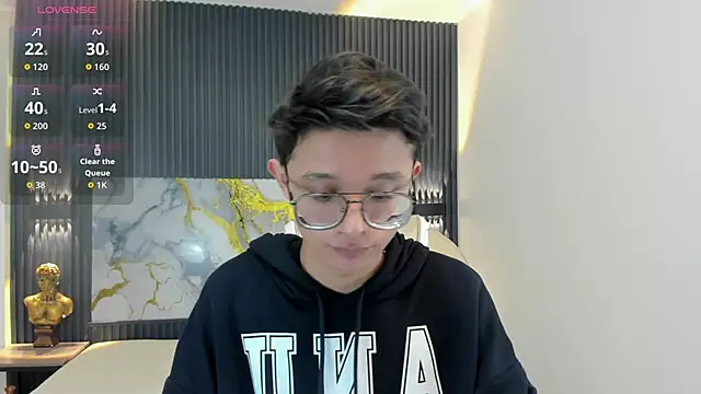 SantiagoRusso18 online show from 10/10/25, 12:37