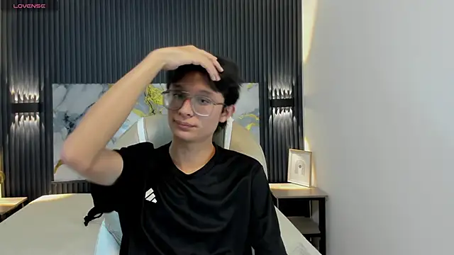 SantiagoRusso18 online show from 11/26/25, 02:34