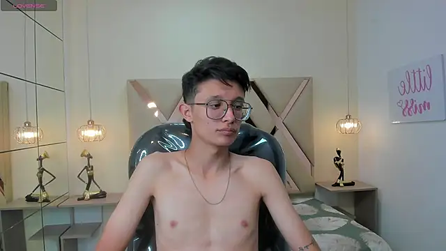 SantiagoRusso18 online show from 12/13/25, 08:04