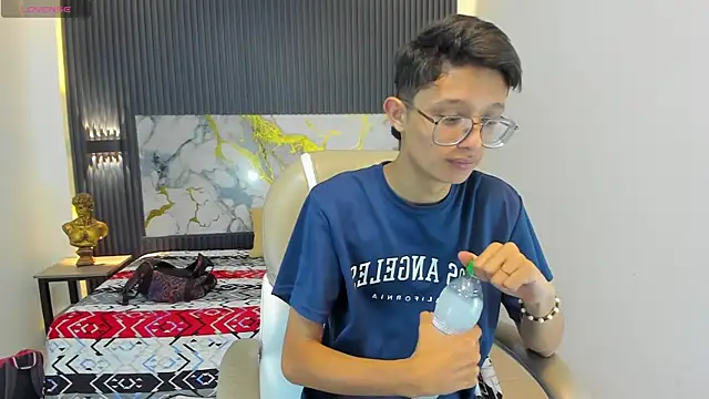 SantiagoRusso18 online show from 12/18/25, 12:44