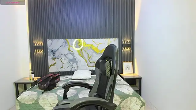 SantiagoRusso18 online show from 02/15/26, 08:27