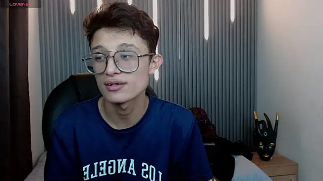 SantiagoRusso18 online show from 04/19/26, 10:34