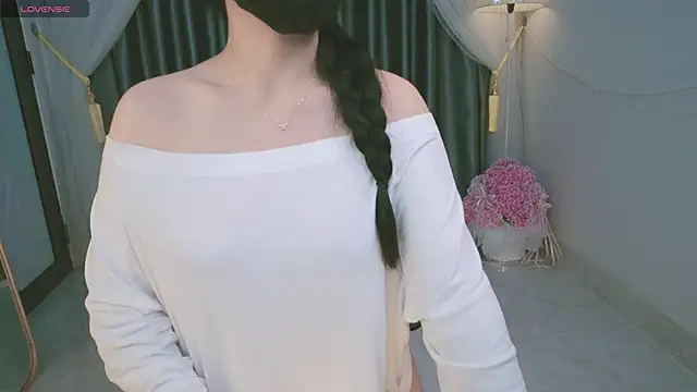 Snapshot of miu_iu24 chatting on 11/02/25, 02:03 miu iu24 online show from 11/02/25, 02:03