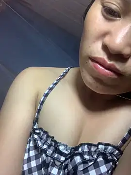 tuyetnhi-00 online show from 10/15/25, 01:55