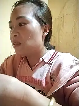 tuyetnhi-00 online show from 10/16/25, 04:57