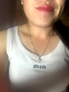 tuyetnhi-00 online show from 10/22/25, 08:19