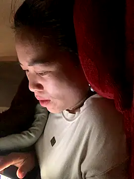 tuyetnhi-00 online show from 11/19/25, 04:56