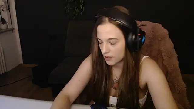 Luna Lynn online show from 11/26/25, 07:48