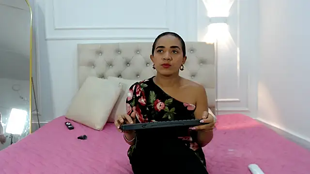 Snapshot of charlotte_dante212 chatting on 11/03/25, 03:30 charlotte dante212 online show from 11/03/25, 03:30