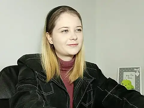 LydiaYoung online show from 11/11/25, 07:14