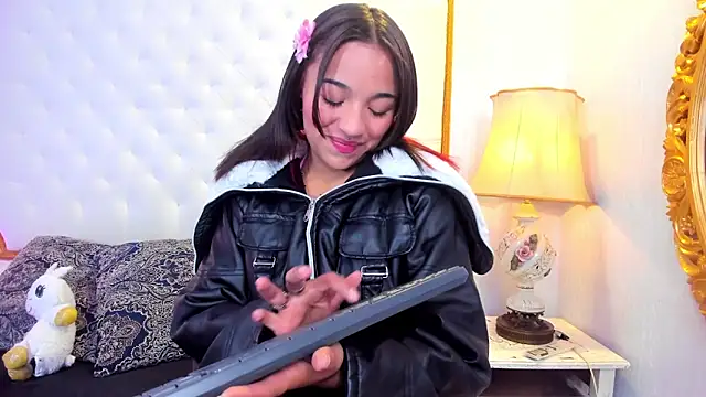 Snapshot of Manelyk_evanss_ chatting on 10/21/25, 11:00 Manelyk evanss online show from 10/21/25, 11:00