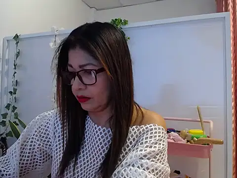 Manuela lara  online show from 10/10/25, 03:00