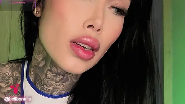 Snapshot of belllbonniie chatting on 10/12/25, 04:33 belllbonniie online show from 10/12/25, 04:33