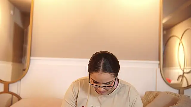 Snapshot of Tayler_Kim chatting on 10/11/25, 06:39 Tayler Kim online show from 10/11/25, 06:39