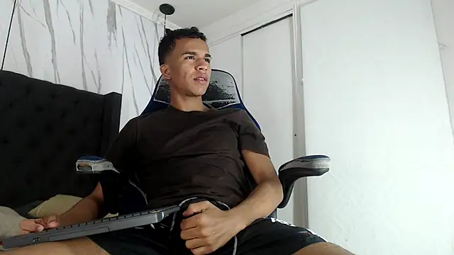 Snapshot of aston_xvera chatting on 10/04/25, 04:10 aston xvera online show from 10/04/25, 04:10