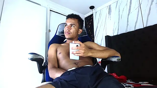 Snapshot of aston_xvera chatting on 10/18/25, 03:35 aston xvera online show from 10/18/25, 03:35