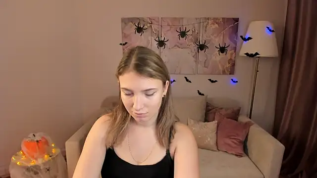 Snapshot of MilinaMorris chatting on 10/19/25, 01:06 MilinaMorris online show from 10/19/25, 01:06