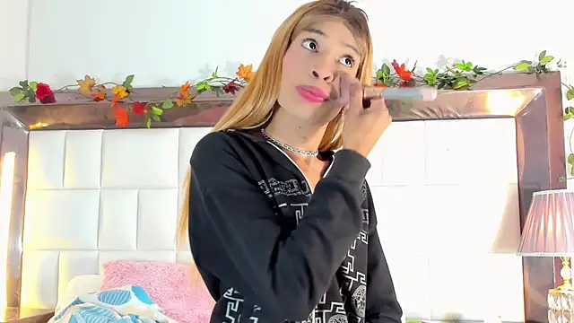 Snapshot of aura-monet chatting on 09/10/25, 12:43 aura-monet online show from 09/10/25, 12:43