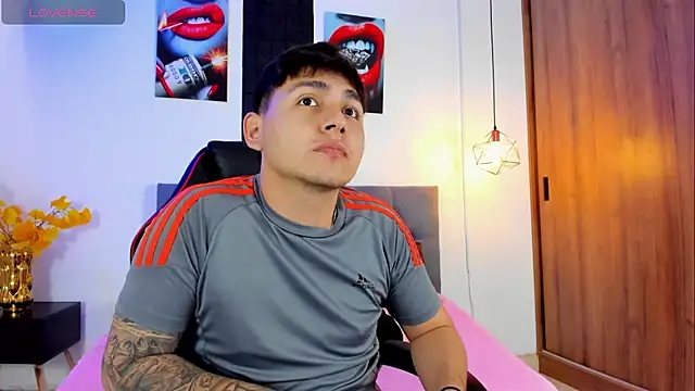 Snapshot of Nicolas_James_Sc chatting on 09/13/25, 01:33 Nicolas James Sc online show from 09/13/25, 01:33