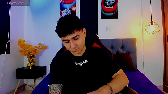 Snapshot of Nicolas_James_Sc chatting on 10/30/25, 01:34 Nicolas James Sc online show from 10/30/25, 01:34