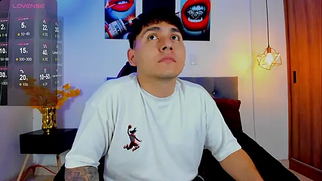 Snapshot of Nicolas_James_Sc chatting on 11/12/25, 01:33 Nicolas James Sc online show from 11/12/25, 01:33