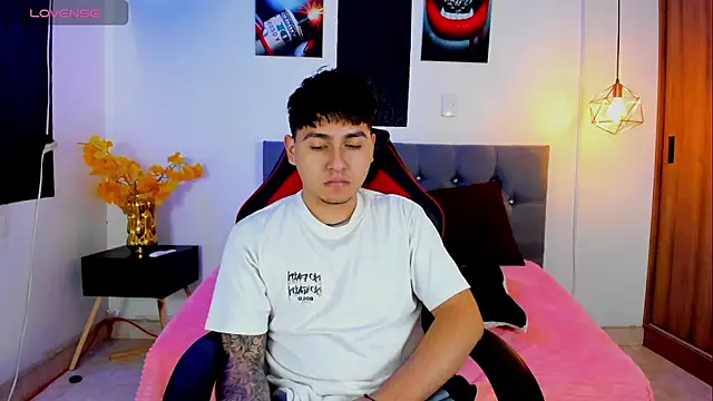 Snapshot of Nicolas_James_Sc chatting on 11/25/25, 02:28 Nicolas James Sc online show from 11/25/25, 02:28