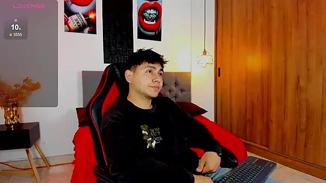 Snapshot of Nicolas_James_Sc chatting on 12/20/25, 12:45 Nicolas James Sc online show from 12/20/25, 12:45