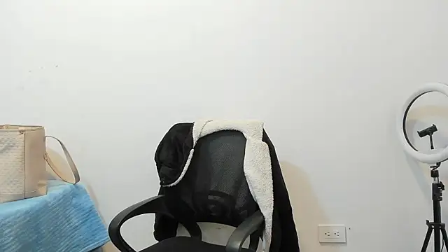 Snapshot of gisselle21 chatting on 09/18/25, 01:02 gisselle21 online show from 09/18/25, 01:02