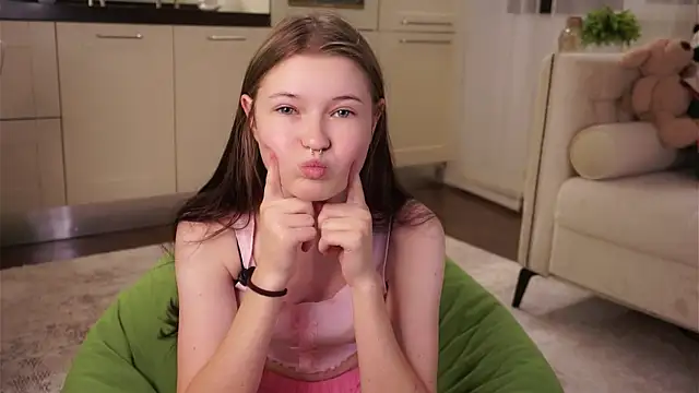 LynHillaire online show from 09/18/25, 11:12