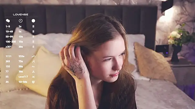 LynHillaire online show from 04/19/26, 01:10