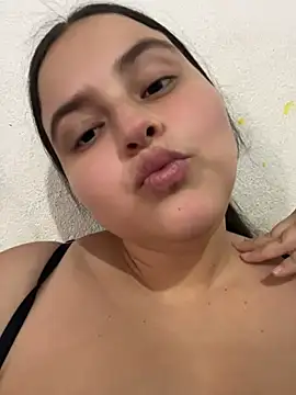 Snapshot of mia-08martinez_ chatting on 05/22/26, 06:13 mia-08martinez online show from 05/22/26, 06:13