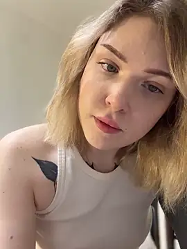 Snapshot of elliss_ chatting on 10/24/25, 03:08 elliss  online show from 10/24/25, 03:08