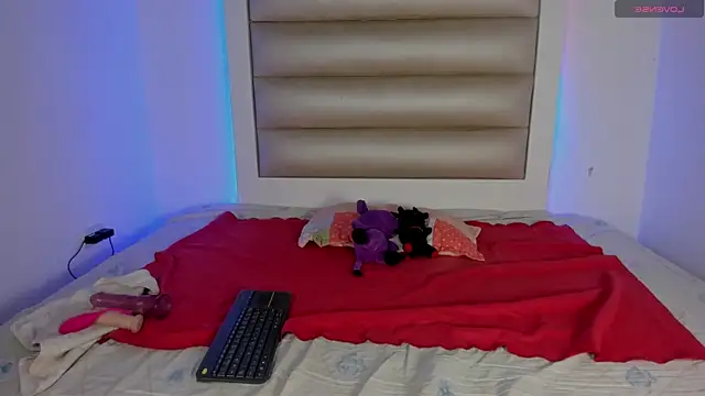 Luna and lindsy online show from 10/29/25, 01:13