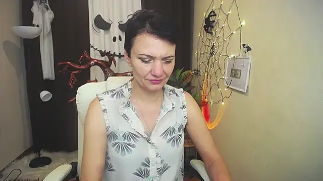 Snapshot of AvaSaturnian chatting on 10/19/25, 10:27 AvaSaturnian online show from 10/19/25, 10:27