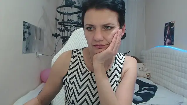 Snapshot of AvaSaturnian chatting on 10/24/25, 12:23 AvaSaturnian online show from 10/24/25, 12:23