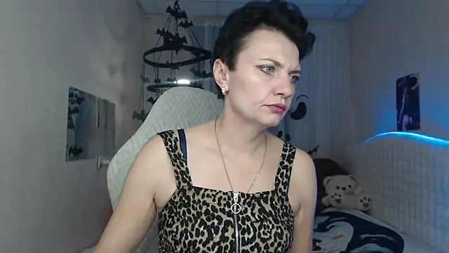 Snapshot of AvaSaturnian chatting on 10/28/25, 01:36 AvaSaturnian online show from 10/28/25, 01:36