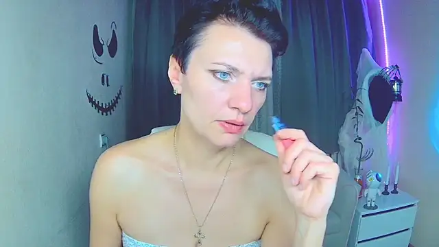 Snapshot of AvaSaturnian chatting on 10/29/25, 01:46 AvaSaturnian online show from 10/29/25, 01:46