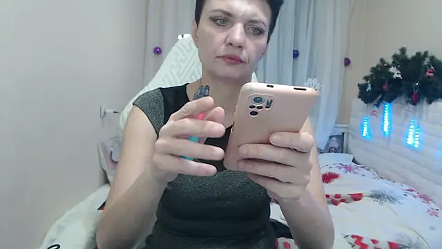 Snapshot of AvaSaturnian chatting on 12/14/25, 01:16 AvaSaturnian online show from 12/14/25, 01:16