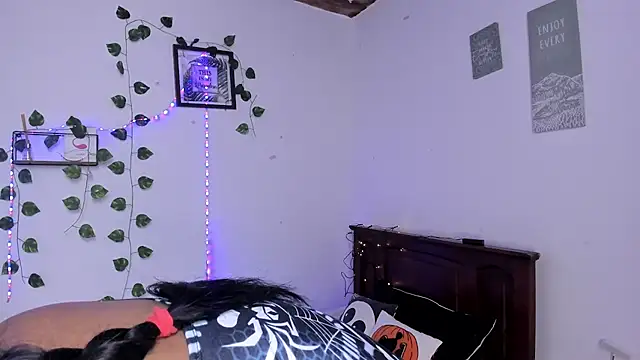 Snapshot of Michluxe_69 chatting on 12/02/25, 02:34 Michluxe 69 online show from 12/02/25, 02:34