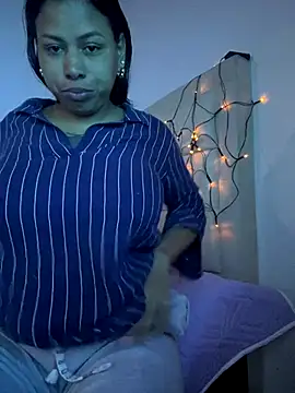 Snapshot of Michluxe_69 chatting on 12/15/25, 02:38 Michluxe 69 online show from 12/15/25, 02:38