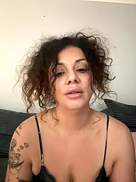 Snapshot of caramelandCurls chatting on 11/05/25, 10:43 caramelandCurls online show from 11/05/25, 10:43