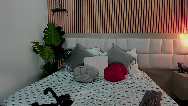 Roseaurora online show from 11/27/25, 12:40