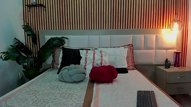 Roseaurora online show from 12/19/25, 12:56