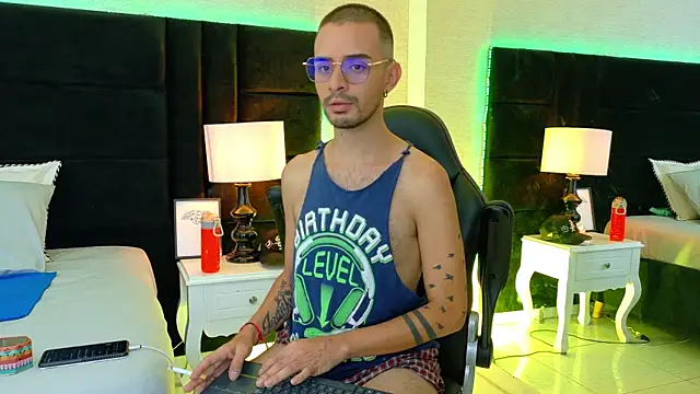 Snapshot of HairyDiamond_ chatting on 09/22/25, 03:30 HairyDiamond online show from 09/22/25, 03:30