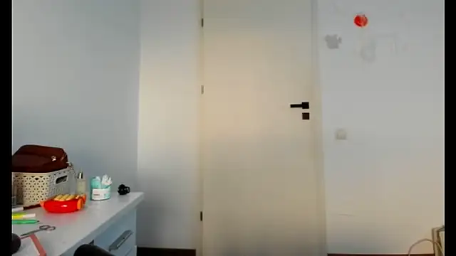 crystalxx18 online show from 10/24/25, 06:43