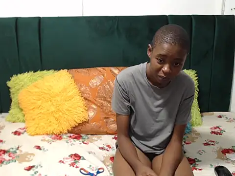 Snapshot of SweetSlenderChoc chatting on 02/04/26, 12:38 SweetSlenderChoc online show from 02/04/26, 12:38